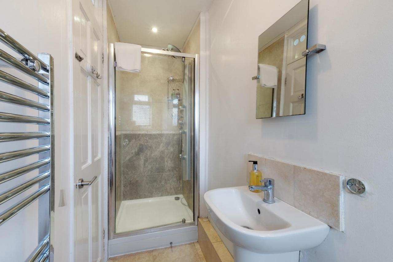 Staiforce 2 Bedroom House With Parking Maidenhead Dış mekan fotoğraf