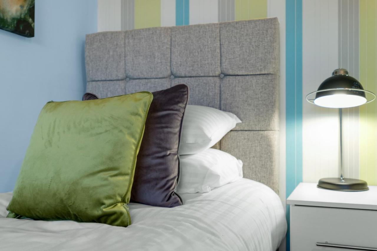 Staiforce 2 Bedroom House With Parking Maidenhead Dış mekan fotoğraf